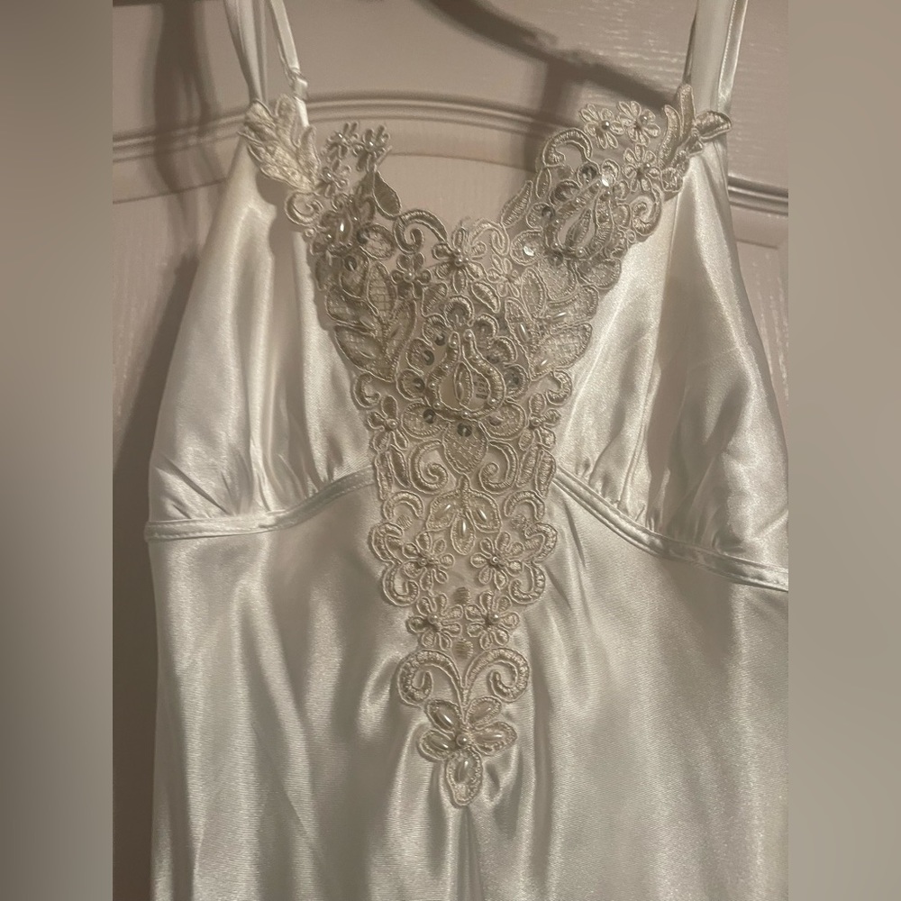 White wedding lingerie and robe - Picture 5 of 11